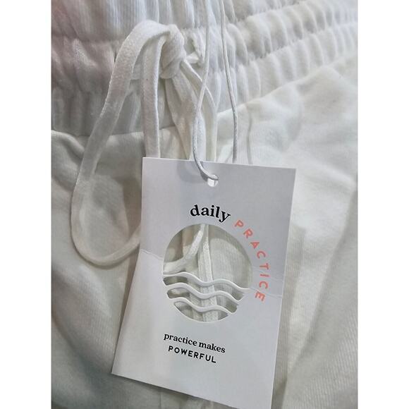 L Daily Practice Knit White Cream Shorts Size large workout exercise Active - Picture 3 of 6